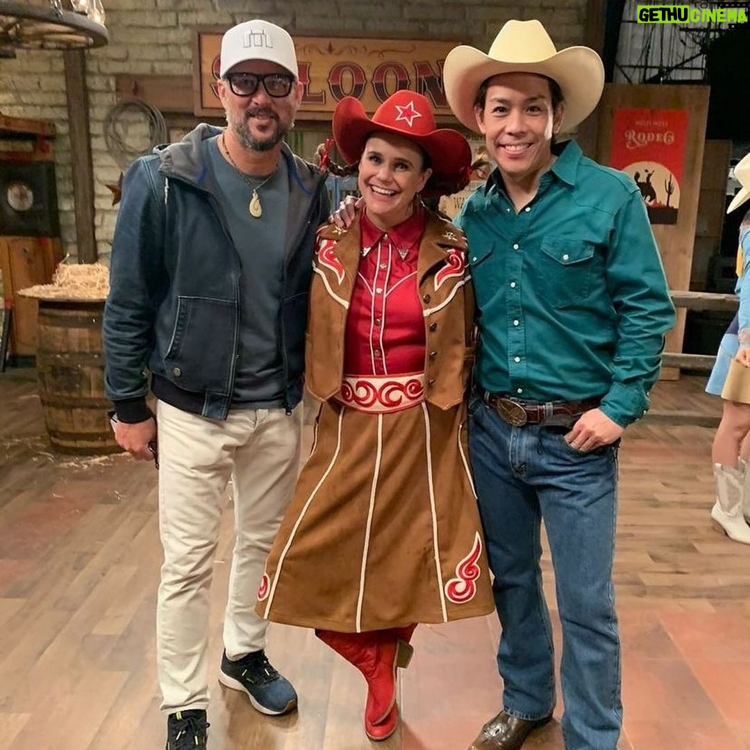 Andrea Barber Instagram - Get ready for a hoe down show down! On an all new episode of THAT GIRL LAY LAY, tonight THURSDAY at 7:30p on @nickelodeon! 🤠💃🐴