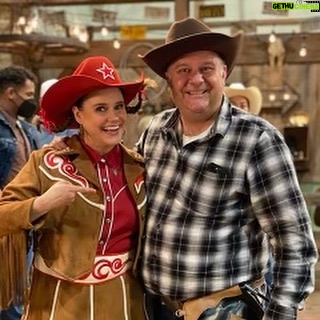 Andrea Barber Instagram - Get ready for a hoe down show down! On an all new episode of THAT GIRL LAY LAY, tonight THURSDAY at 7:30p on @nickelodeon! 🤠💃🐴