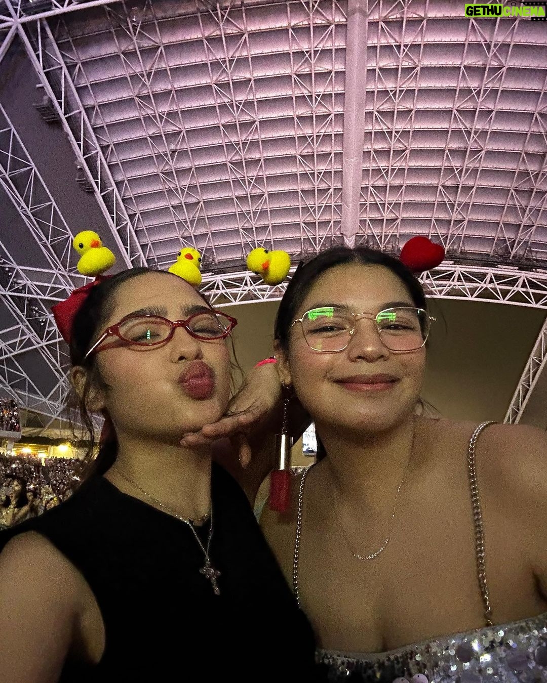 Andrea Brillantes Instagram - ERAS TOUR SINGAPORE! πΈπ¬β¨π Slide 1-6: My second concert alone! π Thanks to my mom and sister for surprising me with a ticket! π₯°π₯Ή Slide 7-10: My second night and my sisterβs second Eras tour π₯° We can literally watch her over and over again. We love you so much! π€πππ₯Ή