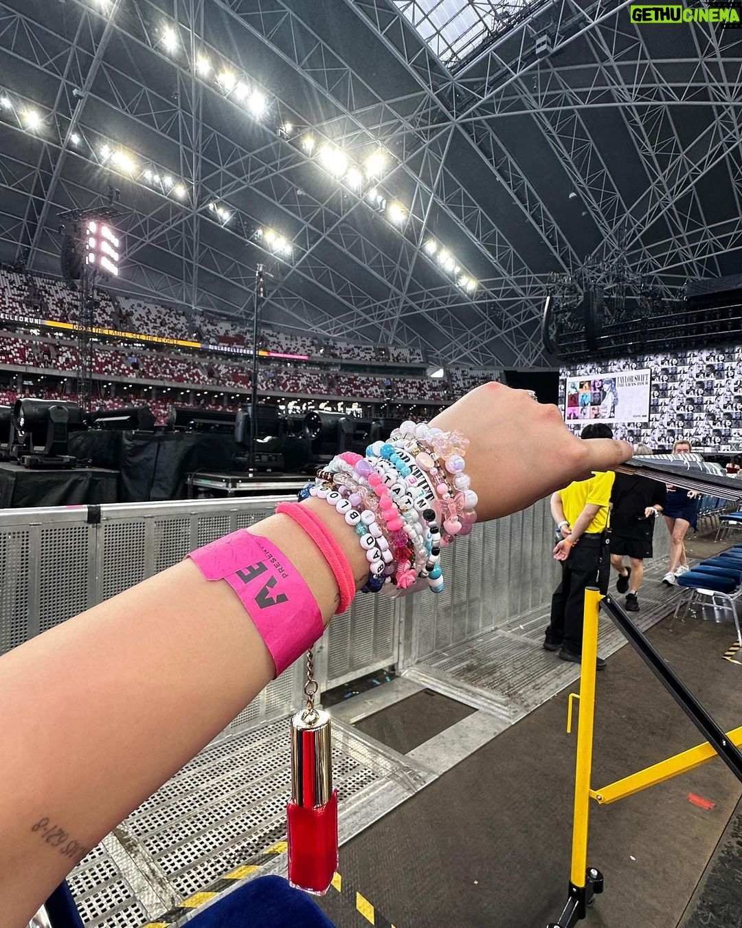 Andrea Brillantes Instagram - ERAS TOUR SINGAPORE! πΈπ¬β¨π Slide 1-6: My second concert alone! π Thanks to my mom and sister for surprising me with a ticket! π₯°π₯Ή Slide 7-10: My second night and my sisterβs second Eras tour π₯° We can literally watch her over and over again. We love you so much! π€πππ₯Ή