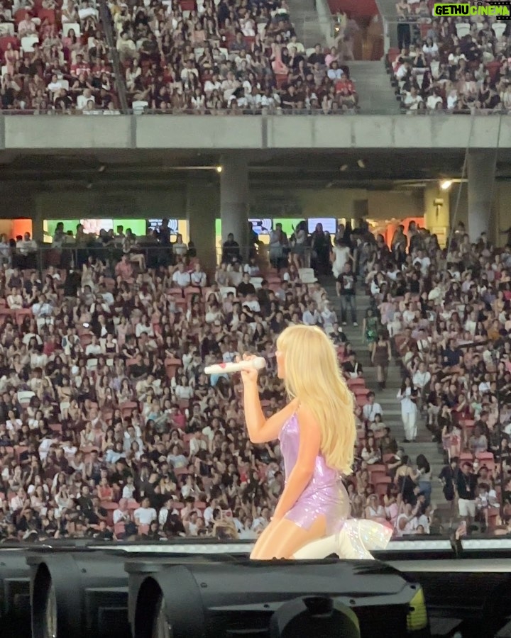 Andrea Brillantes Instagram - ERAS TOUR SINGAPORE! πΈπ¬β¨π Slide 1-6: My second concert alone! π Thanks to my mom and sister for surprising me with a ticket! π₯°π₯Ή Slide 7-10: My second night and my sisterβs second Eras tour π₯° We can literally watch her over and over again. We love you so much! π€πππ₯Ή