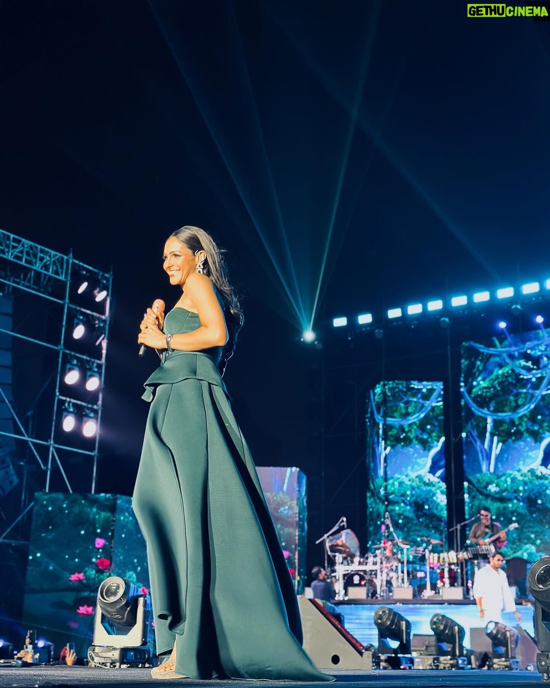 Andrea Jeremiah Instagram - All you rowdy babies ππ»ππΊπΌ Thank you for all the love last night β€οΈβ€οΈβ€οΈ πΈ @djgowthamofficial MUH @prakatwork #yuvan #live #onstage #tamil #music #bengaluru Chamara Vajra