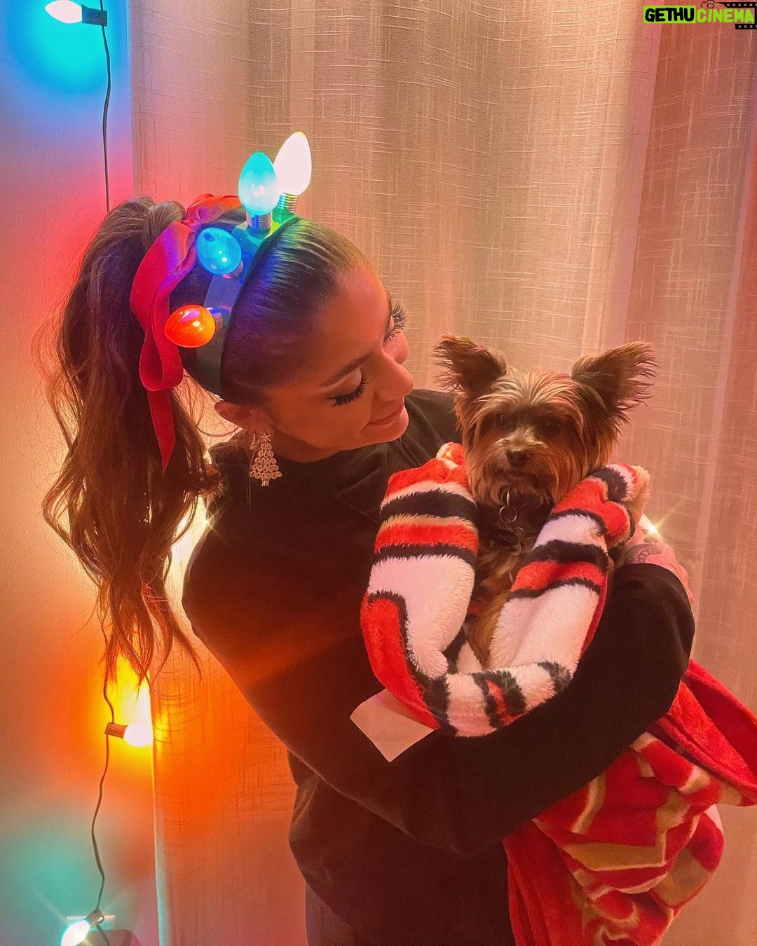 Andrea Russett Instagram - i want pretty lights all year long. let’s all just keep them up ok? happy holidays my darlings 🎀 i hope today was full of love for you. you do deserve it. San Francisco, California