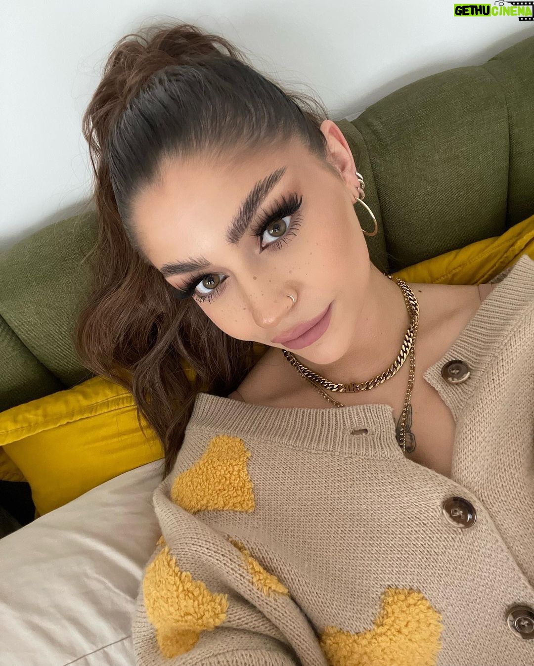 Andrea Russett Instagram - i cant believe i’ll be 28 next month 🫣 how old were you when you started following me? i feel like we grew up together at this point 🥹🫶🏼