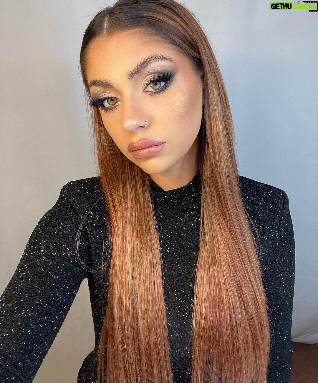 Andrea Russett Instagram - hello 2023 🤌🏼 let’s do some cool shit 🫡🖤