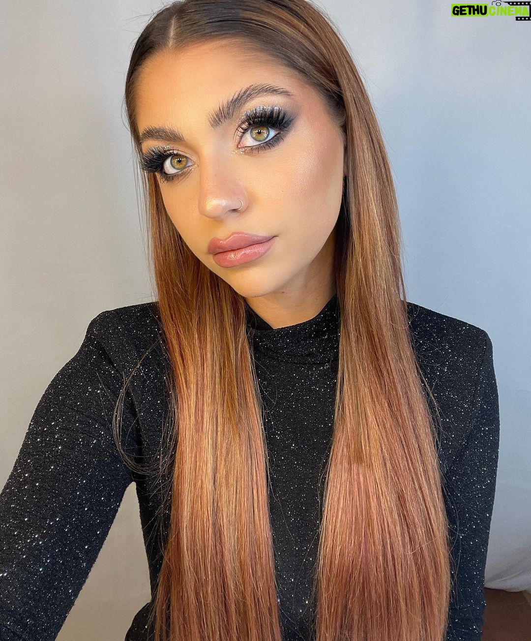 Andrea Russett Instagram - hello 2023 🤌🏼 let’s do some cool shit 🫡🖤