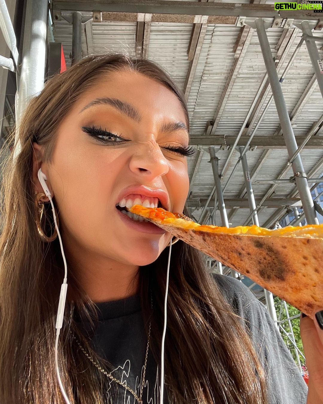 Andrea Russett Instagram - them nyc slices 🫶🏼 Brooklyn, New York