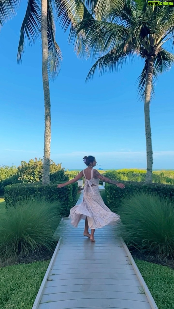 Andrea Russett Instagram - paradise 💗 Sanibel Island, Florida