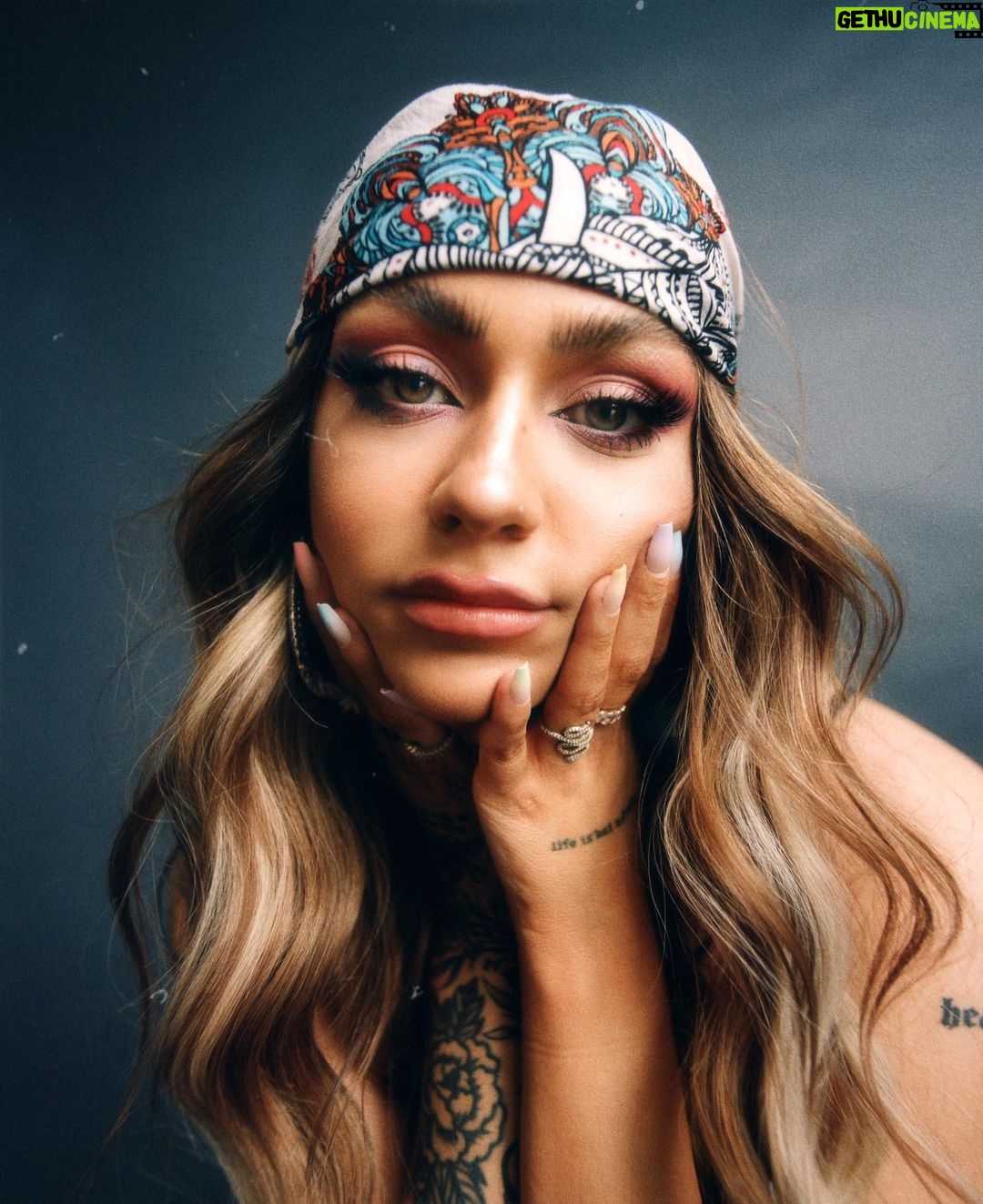 Andrea Russett Instagram - SHAWTAHEE…. YEEEAAAH EEY YEA AYAAAAA …. are you streaming butterfly wings check yes or no 😠🦋
