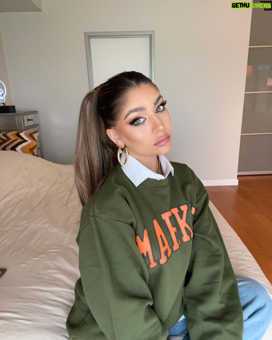 Andrea Russett Instagram - 3 days til butterfly wings drops 🦋 have you pre-saved? 👀 Los Angeles, California