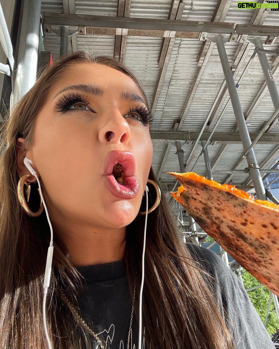 Andrea Russett Instagram - them nyc slices 🫶🏼 Brooklyn, New York