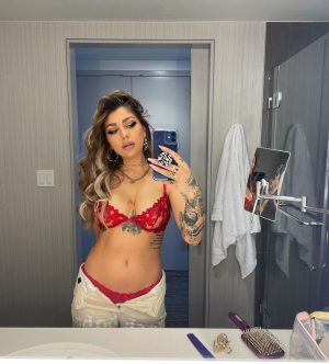 Andrea Russett Instagram - performing LIVE at the Twitch x Rolling Stone #SXSW stage TONIGHT!!

watch live on the @RollingStone Twitch!  livestream starts at 6pm pst/8pm cst!
twitch.tv/rollingstone ♥️