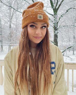 Andrea Russett Instagram - walkin’ in a winter wonderland ❄️