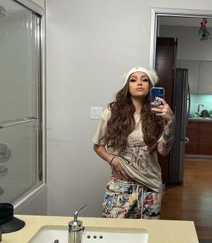 Andrea Russett Instagram - y’all mind if i selfie to avoid emptying the dishwasher? 🙏🏼 ps… streaming tonight on my twitch at 8:30pm PST. come party 😘