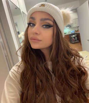Andrea Russett Instagram - y’all mind if i selfie to avoid emptying the dishwasher? 🙏🏼 ps… streaming tonight on my twitch at 8:30pm PST. come party 😘