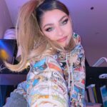 Andrea Russett Instagram - swipe to the last slide to see the WORK i put in on this make up 🥲be nice and tell me it’s purdy