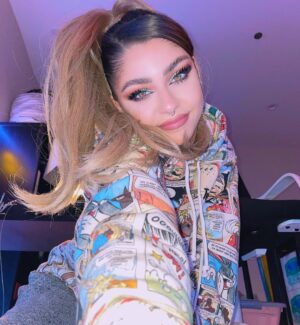 Andrea Russett Instagram - swipe to the last slide to see the WORK i put in on this make up 🥲be nice and tell me it’s purdy