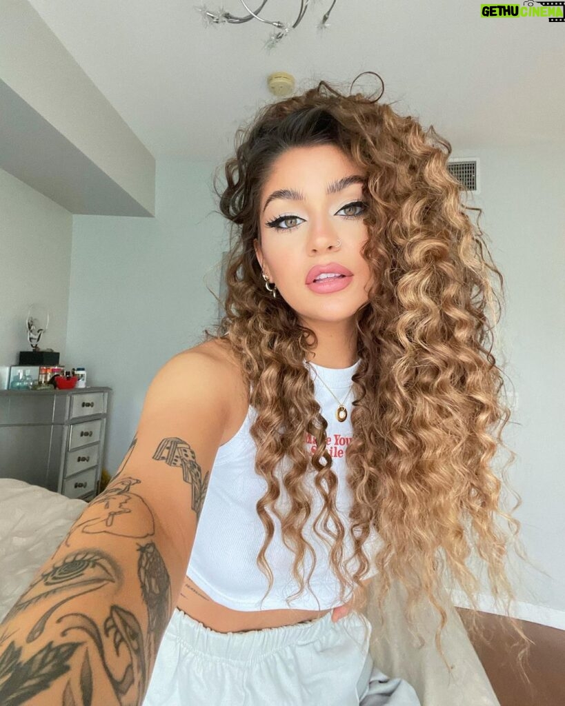 Andrea Russett Instagram - havent selfied in a sec y’all mind? Los Angeles, California
