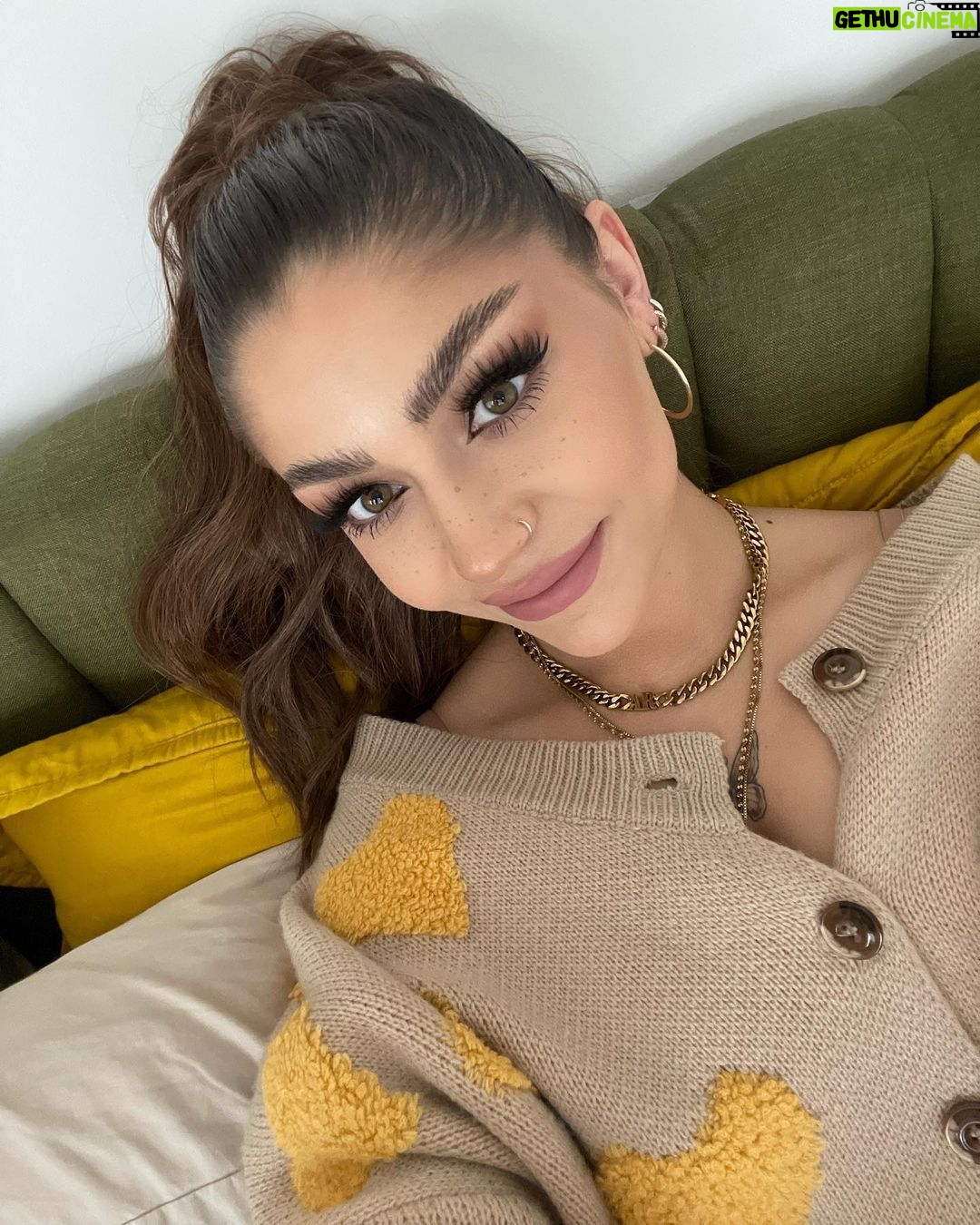 Andrea Russett Instagram - i cant believe i’ll be 28 next month 🫣 how old were you when you started following me? i feel like we grew up together at this point 🥹🫶🏼