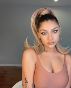 Andrea Russett Instagram - clap if you think she should suffer!