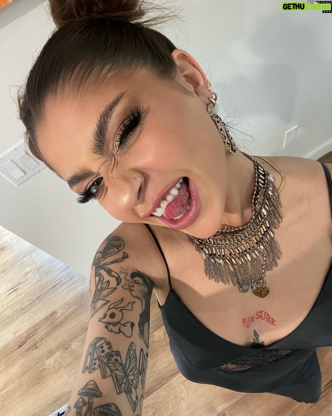 Andrea Russett Instagram - coachelly for frank 🌊