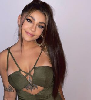 Andrea Russett Instagram - MY NEW SINGLE ‘STRANGER’ DROPS IN 4 HOURS ❤️‍🔥 you ready? if ur overseas and it’s already out….. u likey? 🥰