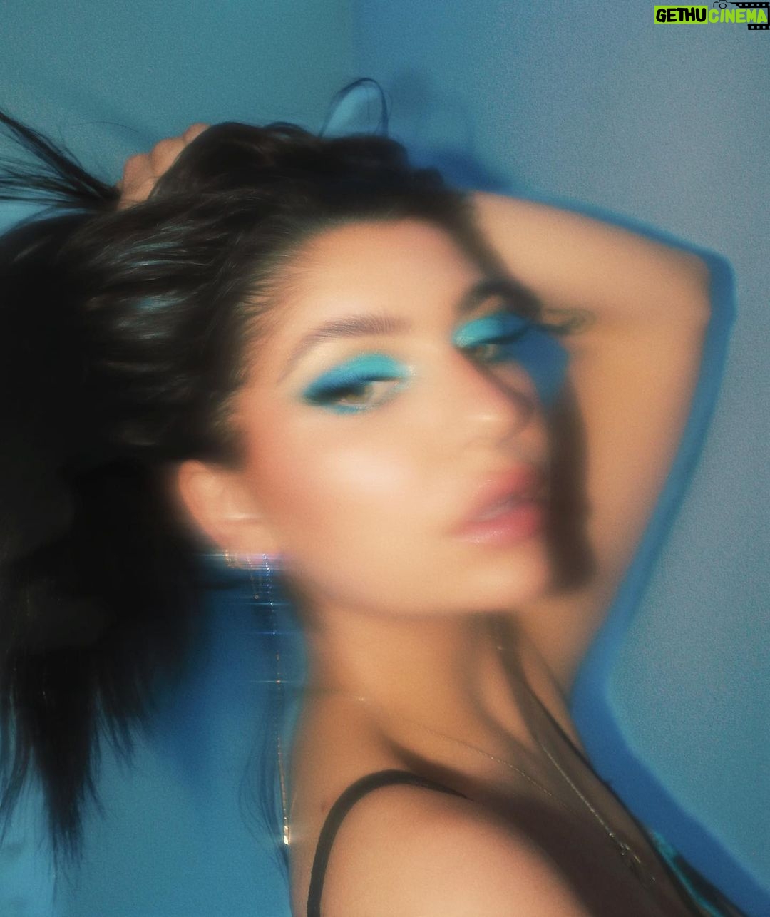Andrea Russett Instagram - tell me something you think about everyday. mine is the theory that the ocean and space are portals to each other 🙃 my mind knows no peace