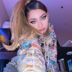 Andrea Russett Instagram - swipe to the last slide to see the WORK i put in on this make up 🥲be nice and tell me it’s purdy