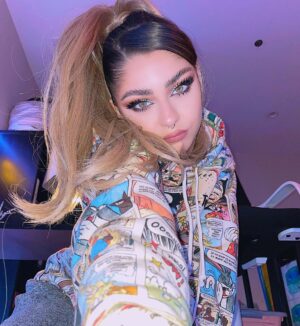 Andrea Russett Instagram - swipe to the last slide to see the WORK i put in on this make up 🥲be nice and tell me it’s purdy