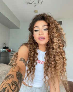 Andrea Russett Instagram - havent selfied in a sec y’all mind?