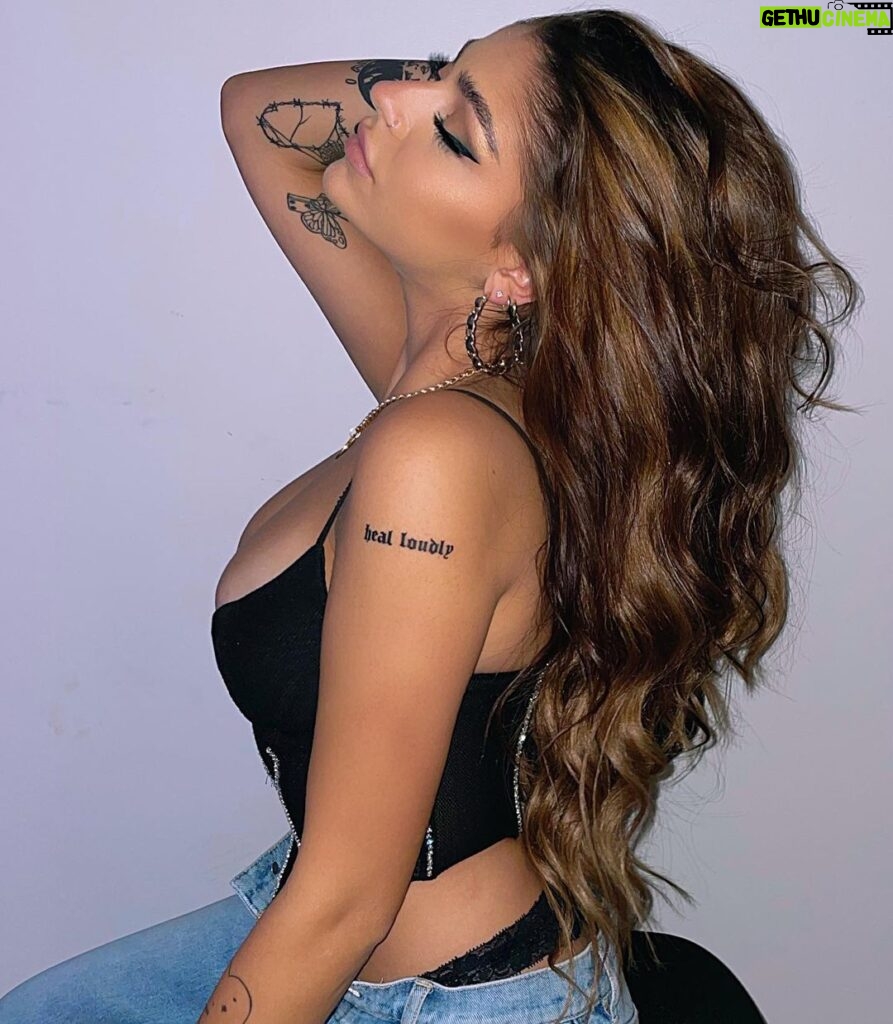 Andrea Russett Instagram - small tits, big hair 💘 TICKETS TO MY LIVE SHOWS ARE ON SALE TOMORROW AT 10AM. set ur alarms hunny buns. i wanna see u there.