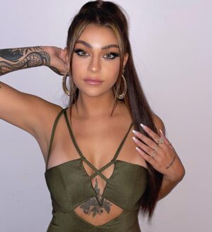 Andrea Russett Instagram - MY NEW SINGLE ‘STRANGER’ DROPS IN 4 HOURS ❤️‍🔥 you ready? if ur overseas and it’s already out….. u likey? 🥰