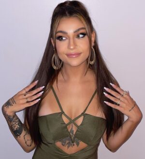 Andrea Russett Instagram - MY NEW SINGLE ‘STRANGER’ DROPS IN 4 HOURS ❤️‍🔥 you ready? if ur overseas and it’s already out….. u likey? 🥰