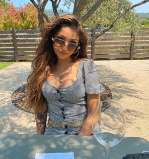 Andrea Russett Instagram - posting twice in one day because i’ve been living so much life 😮‍💨
