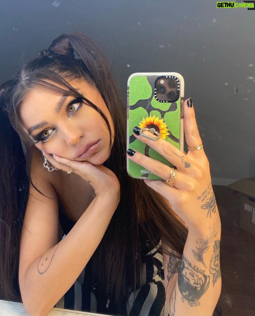 Andrea Russett Instagram - tell me ur favorite lyric from freezing ❄️ and most importantly…….. keep streaming!!!!! 💙
