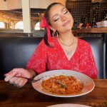Andrea Russett Instagram - ima island gyallll 🫶🏼 Balboa Island
