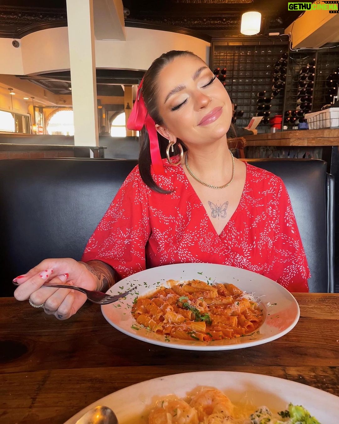Andrea Russett Instagram - ima island gyallll 🫶🏼 Balboa Island
