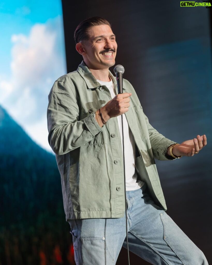 Andrew Schulz Instagram - CALGARY thank you ❤️. When people bring their own seats to the show that’s special. 🙏 The @greatoutdoorscf was 🤌🔥💪 #TheLifeTour Beautiful pics @chifftie & @sydneybuttersphoto Calgary, Canada