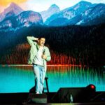 Andrew Schulz Instagram - CALGARY thank you ❤️. When people bring their own seats to the show that’s special. 🙏 The @greatoutdoorscf was 🤌🔥💪 #TheLifeTour Beautiful pics @chifftie & @sydneybuttersphoto Calgary, Canada