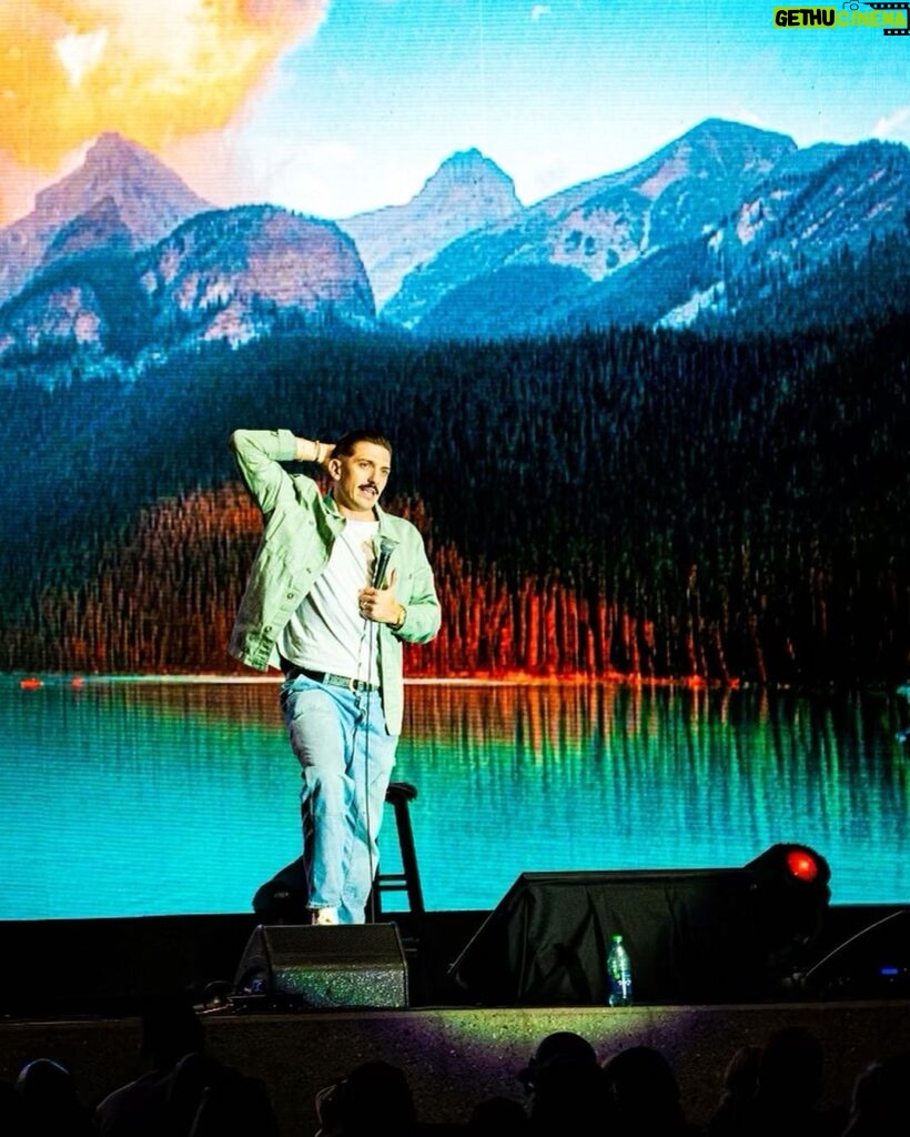 Andrew Schulz Instagram - CALGARY thank you ❤️. When people bring their own seats to the show that’s special. 🙏 The @greatoutdoorscf was 🤌🔥💪 #TheLifeTour Beautiful pics @chifftie & @sydneybuttersphoto Calgary, Canada
