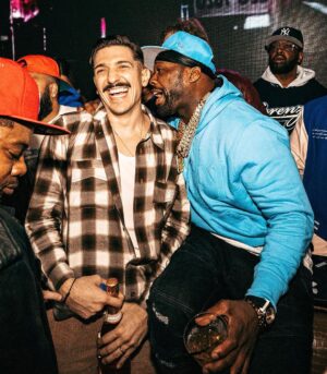 Andrew Schulz Instagram - The GOAT told me a story and now it all makes sense 🤯

BOSTON what a weekend. Thank you for always holding me down. Shout out to 50, Travis and Millys for the love and everyone of y’all that came out to the shows. 🙏

#TheLifeTour 🇺🇸 next stops DC, Philly, SF