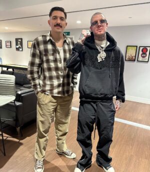 Andrew Schulz Instagram - The GOAT told me a story and now it all makes sense 🤯

BOSTON what a weekend. Thank you for always holding me down. Shout out to 50, Travis and Millys for the love and everyone of y’all that came out to the shows. 🙏

#TheLifeTour 🇺🇸 next stops DC, Philly, SF
