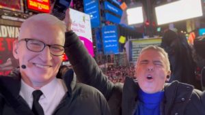 Andy Cohen Instagram - What a night. Booze or no booze, when you get to spend it with friends that’s what counts! Thanks @andersoncooper for having me ❤️