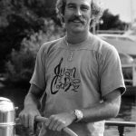 Andy Cohen Instagram - Jimmy Buffett, the king of cool. He lived life in a happy groove, emanating positivity, joy and kindness. He was everybody’s friend, and Paradise was wherever he was. Rest in Peace sweet Jimmy. ❤️☀️🌊 🦜 🍔
