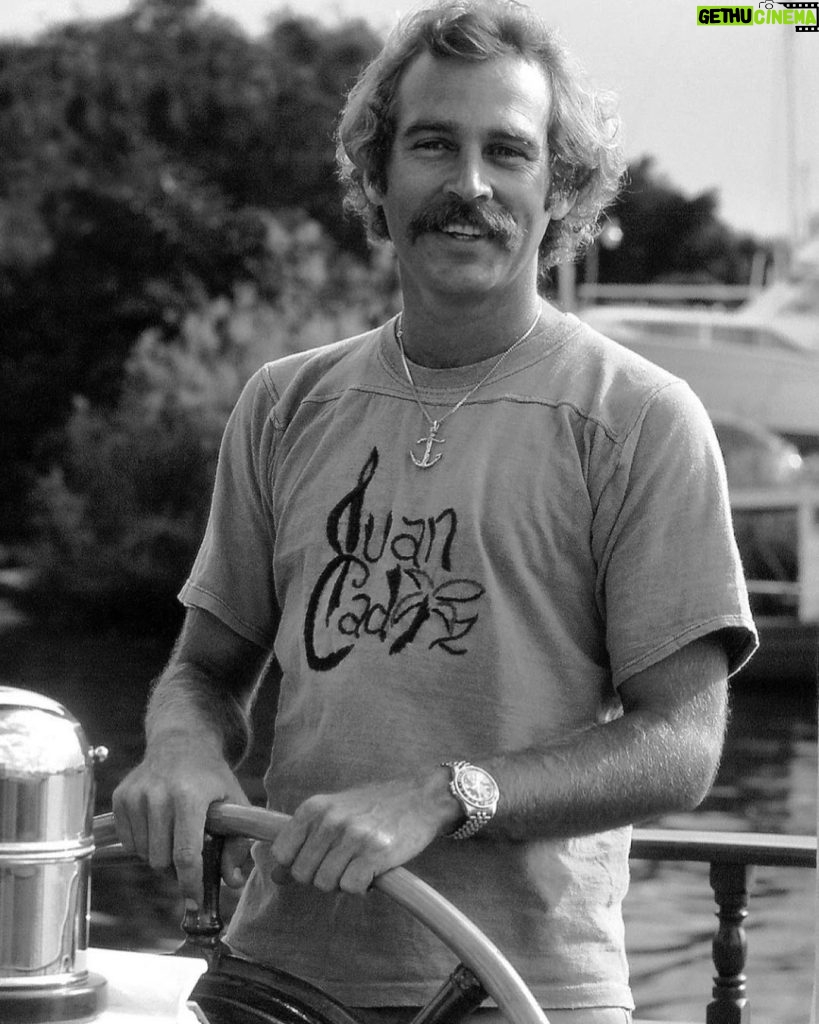 Andy Cohen Instagram - Jimmy Buffett, the king of cool. He lived life in a happy groove, emanating positivity, joy and kindness. He was everybody’s friend, and Paradise was wherever he was. Rest in Peace sweet Jimmy. ❤️☀️🌊 🦜 🍔