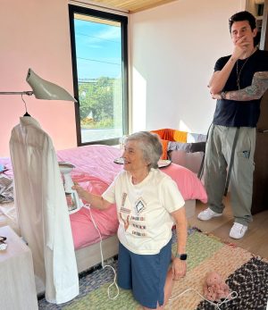 Andy Cohen Instagram - My mom stops at nothing to help other house guests!