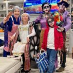 Angélica Vale Instagram - Happy Halloween! La familia de @coco_disney_pixar_ Las originales “Mamá Imelda y Abuelita de la chancla” en español. 😂🤣😂🤣😂🤣 @angelicamariaoriginal @angelicamasieloriginal @danicopv @ottompadron