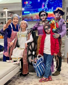 Angélica Vale Instagram - Happy Halloween! La familia de @coco_disney_pixar_ Las originales “Mamá Imelda y Abuelita de la chancla” en español. 😂🤣😂🤣😂🤣 @angelicamariaoriginal @angelicamasieloriginal @danicopv @ottompadron