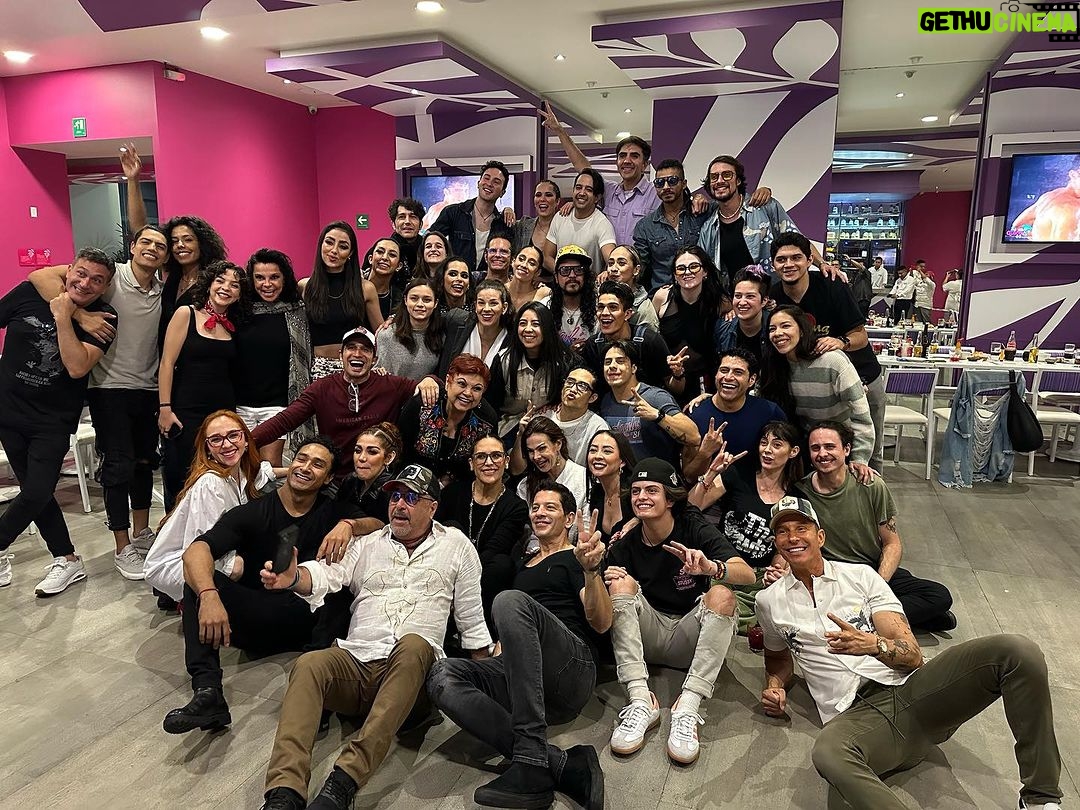 Angélica Vale Instagram - ¡Viva Vaselina! Los amo con todo el corazón, ya somos familia! ¡Regresamos el 20 de octubre! 💜 @vaselinamexico