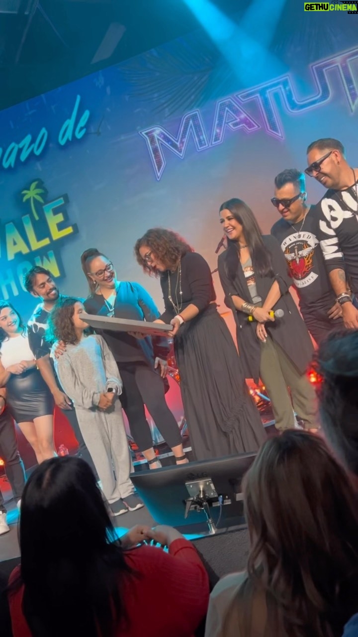 Angélica Vale Instagram - ¡Gracias infinitas por el espacio y el reconocimiento en @lavaleshowla! La pasamos POCA MADRE ochenteros. 🙏🏻💜 ¡Prepárense para sacar el #PartyMonster que llevan dentro este próximo viernes LOS ÁNGELES! 👾🕺Nos vemos en el Youtube Theater. 🙌🏻 🎟️: linktr.ee/matuteusa